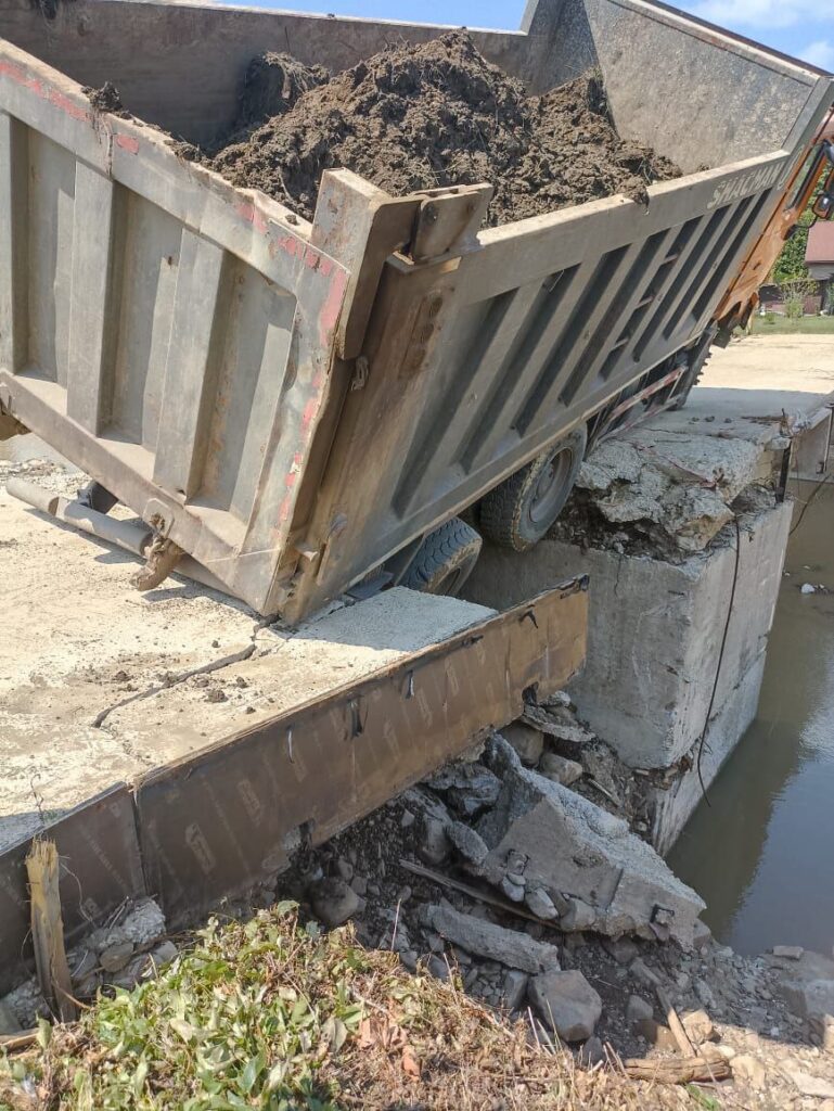 В Молдовановке на улице Центральной, где стихией снесен мост, оборудовали временную переправу 1 1000000888 Туапсе инфо