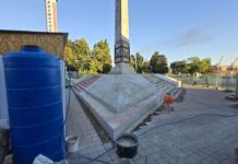 В Туапсе реставрируют или ремонтируют памятник? Разбираемся…