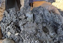 Кочегар в п. Октябрьском пожаловался депутату на привезенный уголь. Видео