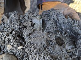 Кочегар в п. Октябрьском пожаловался депутату на привезенный уголь. Видео