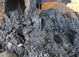 Кочегар в п. Октябрьском пожаловался депутату на привезенный уголь. Видео