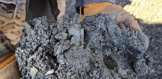 Кочегар в п. Октябрьском пожаловался депутату на привезенный уголь. Видео