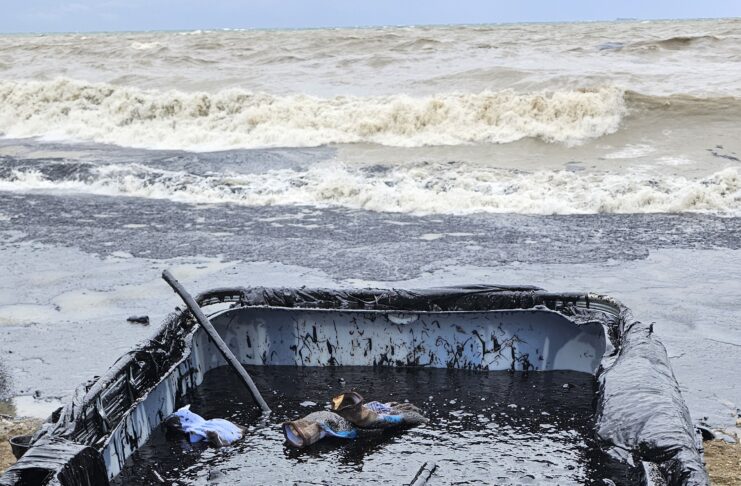 В Туапсе масштабнейший разлив нефтепродуктов Туапсе инфо