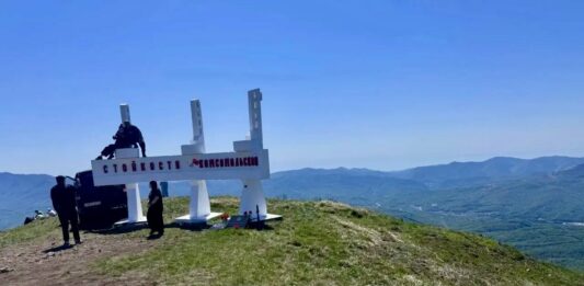 На горе Семашхо неизвестные устроили фотосессию прямо на памятнике